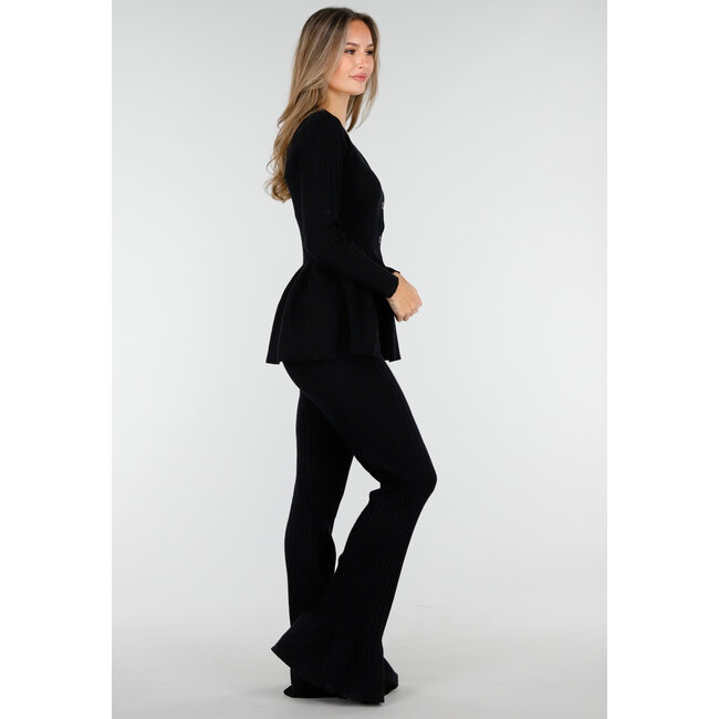 Schwarzes zweiteiliges Set mit ausgestelltem Oberteil und gerippter Flare-Hose