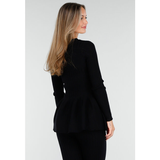 Schwarzes zweiteiliges Set mit ausgestelltem Oberteil und gerippter Flare-Hose