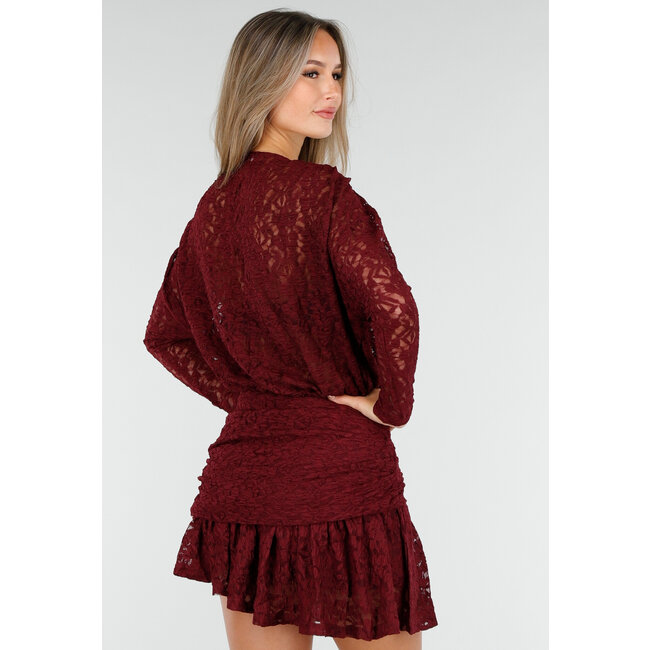 Bordeauxfarbenes Spitzenkleid mit langen Ärmeln und Stretchanteil
