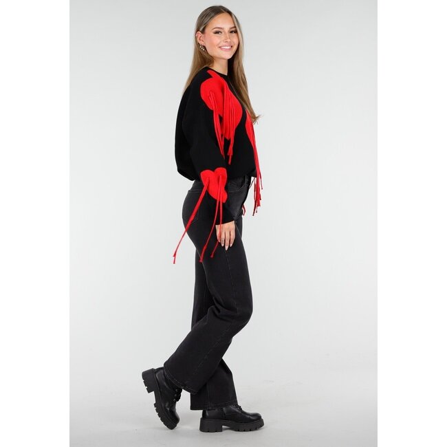 Schwarzes Sweatshirt mit rotem Herzprint und Fransen