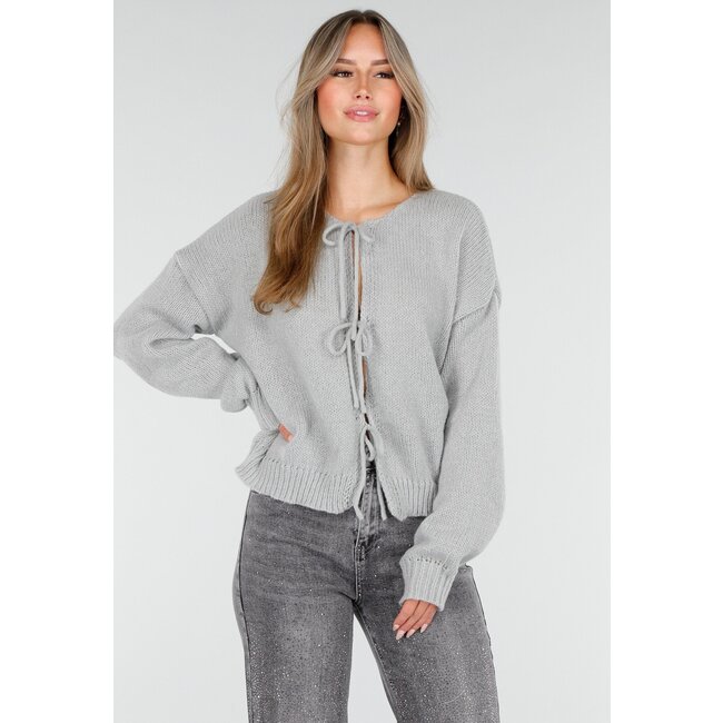 Graue Strickjacke mit Schleifenverschluss