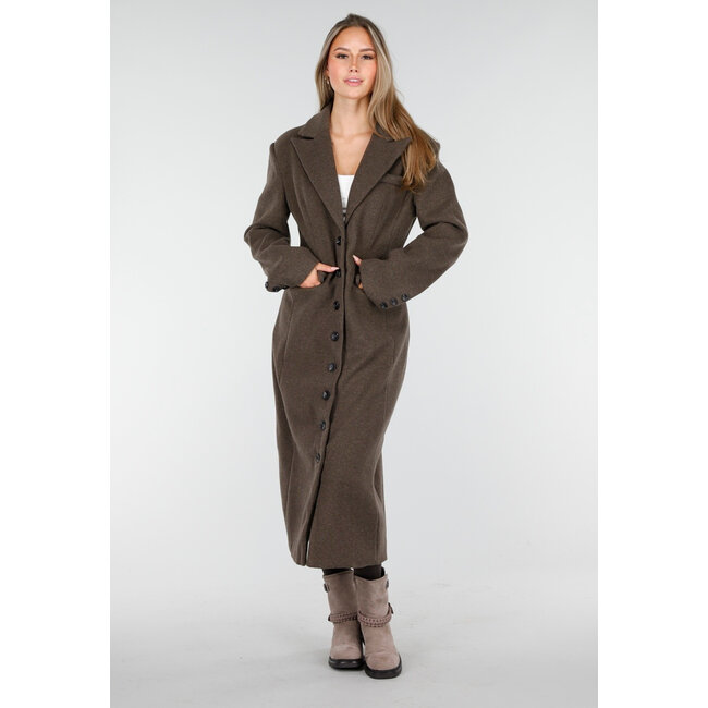 Brauner Mantel mit Reverskragen und Knöpfen