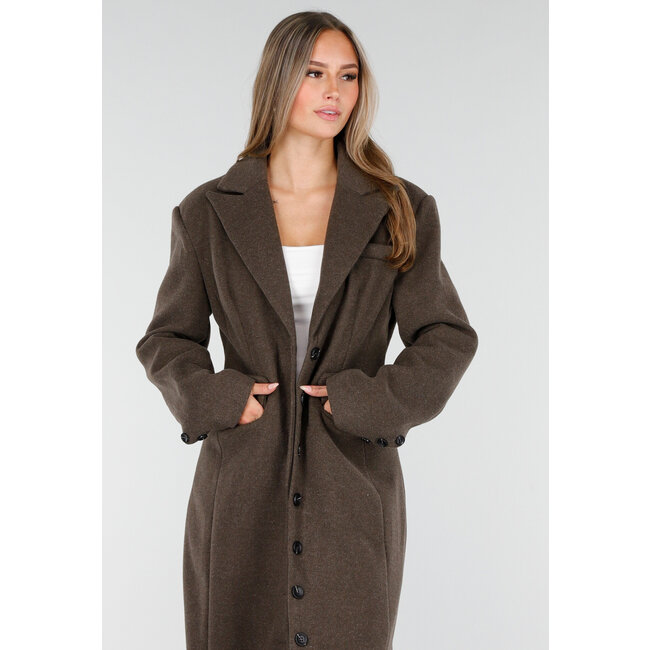 Brauner Mantel mit Reverskragen und Knöpfen