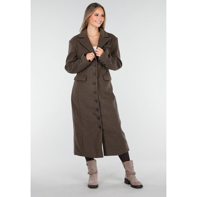 Brauner Mantel mit Reverskragen und Knöpfen