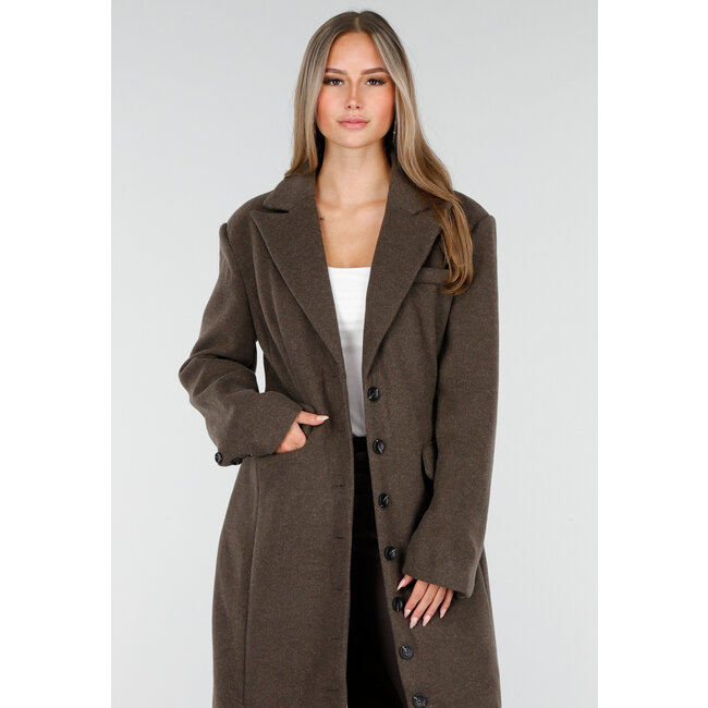 Brauner Mantel mit Reverskragen und Knöpfen