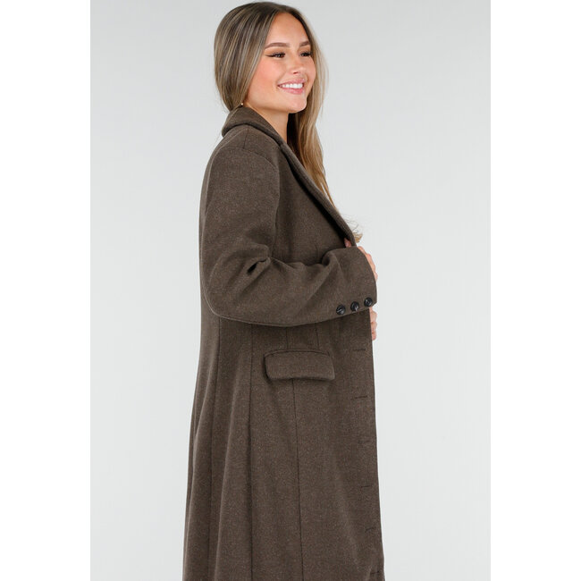 Brauner Mantel mit Reverskragen und Knöpfen