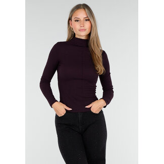 Lila Top mit Rollkragen