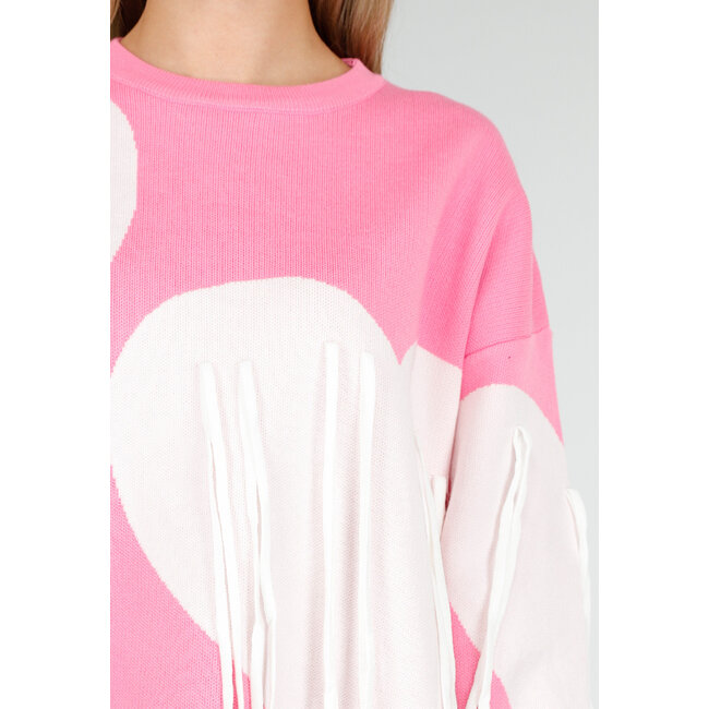 Rosa Pullover mit weißem Herzprint und Fransen