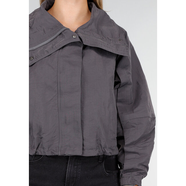 Graue Bomberjacke mit Reißverschluss und Taschendetails an den Ärmeln