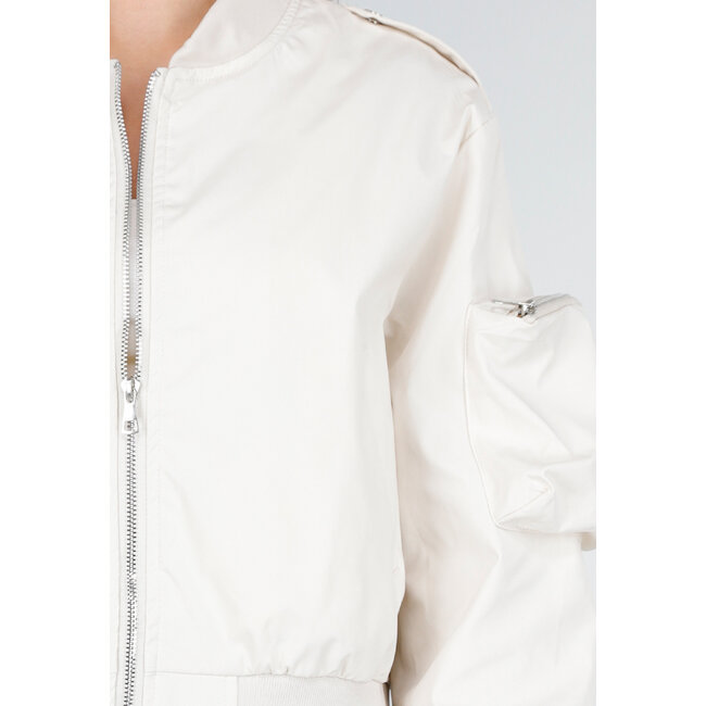 Beige Bomberjacke mit Reißverschluss und Cargotaschen an den Ärmeln