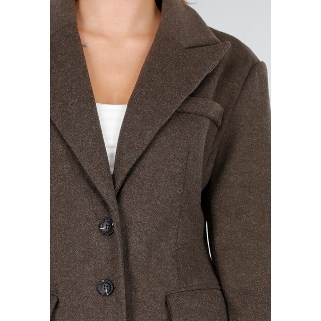 Brauner Mantel mit Reverskragen und Knöpfen