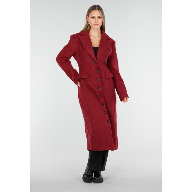 Roter Mantel mit Reverskragen und Knöpfen