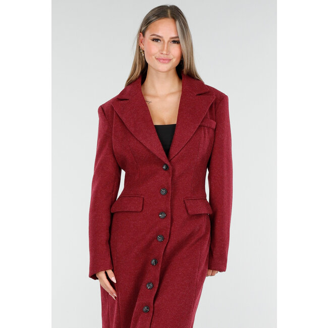 Roter Mantel mit Reverskragen und Knöpfen