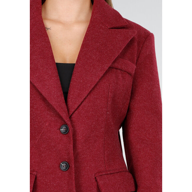 Roter Mantel mit Reverskragen und Knöpfen