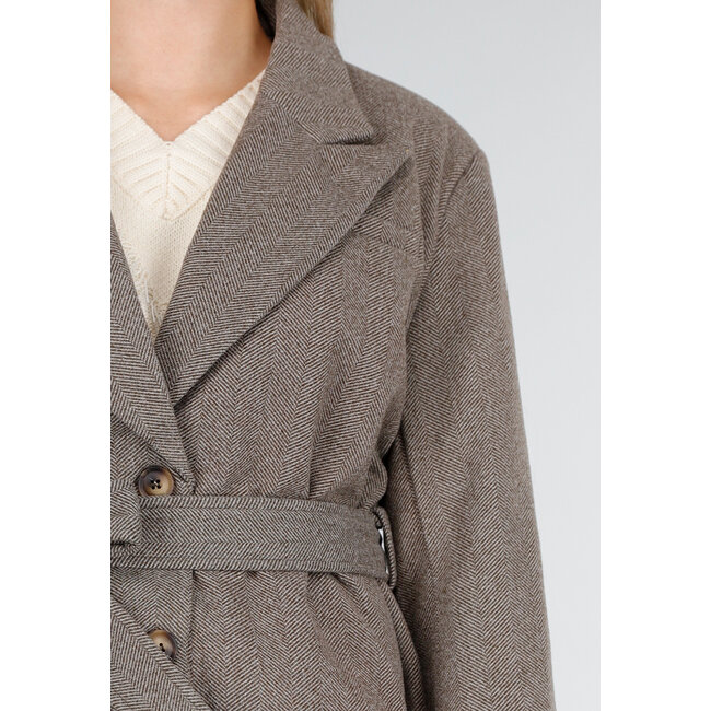 Kurze braune Jacke mit Gürtel und Revers