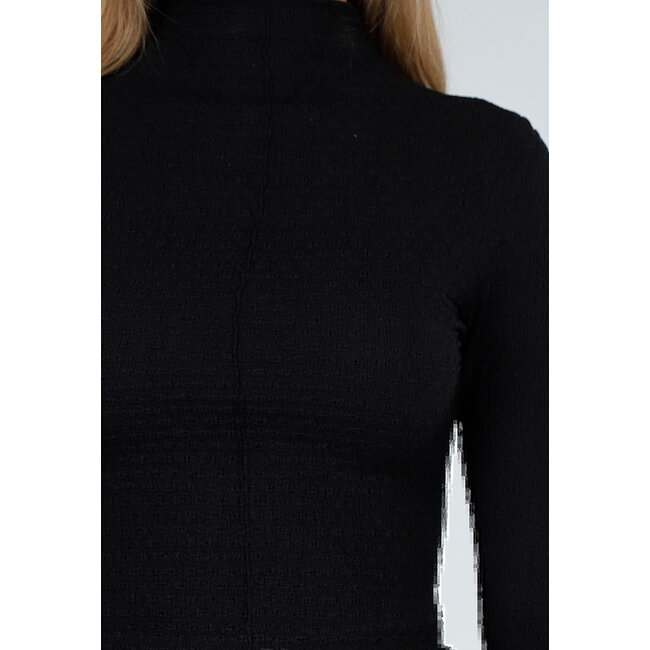 Schwarzer, eng anliegender Rollkragenpullover mit langen Ärmeln