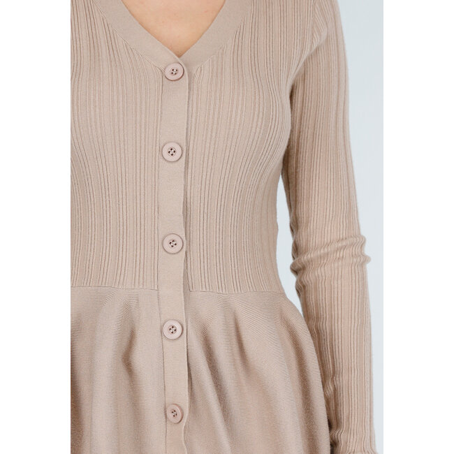 Beiges Stretch-Zweiteiler-Set mit ausgestellter Hose und geknöpftem Oberteil