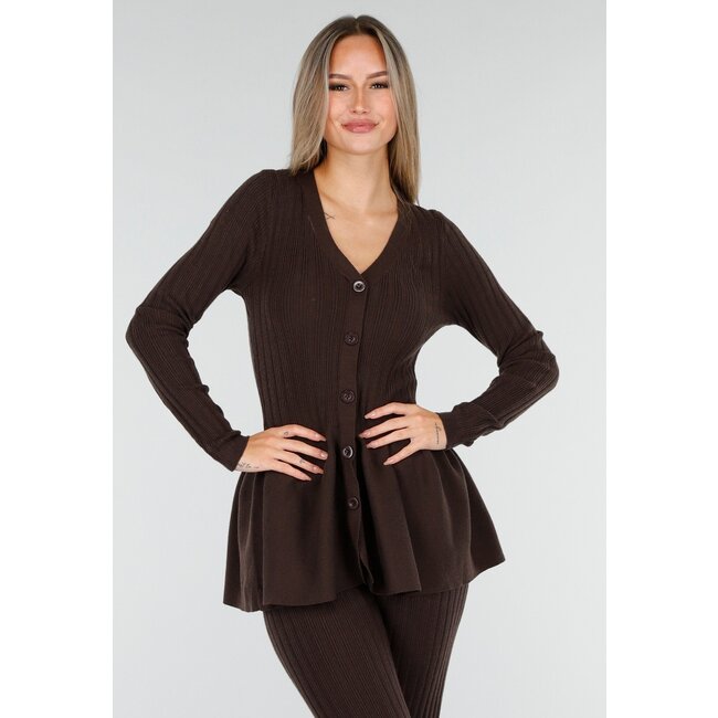 Braunes Stretch-Zweiteiler-Set mit ausgestellten Hosen und geknöpftem Oberteil