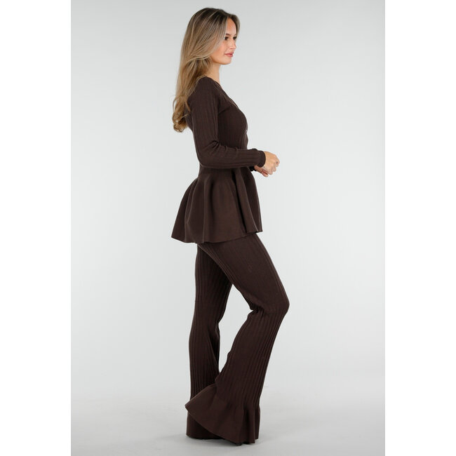 Braunes Stretch-Zweiteiler-Set mit ausgestellten Hosen und geknöpftem Oberteil