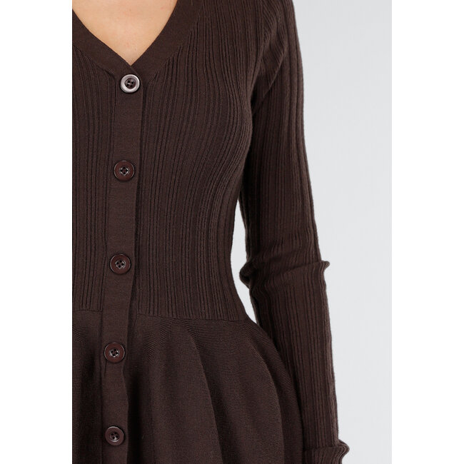 Braunes Stretch-Zweiteiler-Set mit ausgestellten Hosen und geknöpftem Oberteil