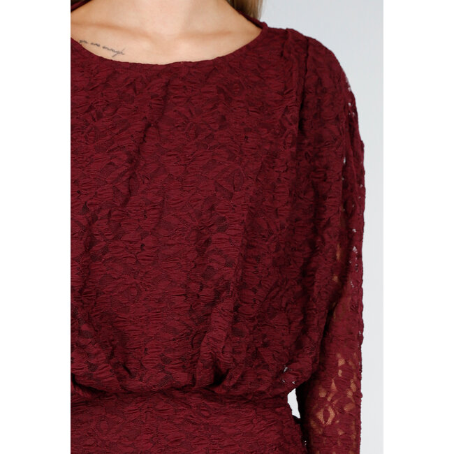 Bordeauxfarbenes Spitzenkleid mit langen Ärmeln und Stretchanteil