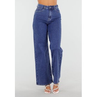 Blaue Jeans mit weitem Bein