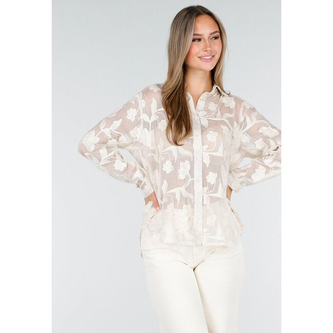 Beigefarbene, durchscheinende Bluse mit Blumenstickerei und langen Ärmeln
