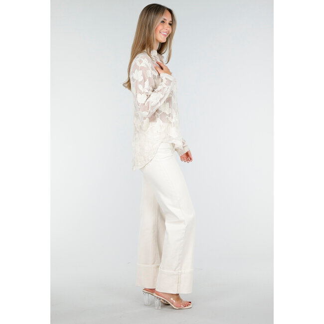 Beigefarbene, durchscheinende Bluse mit Blumenstickerei und langen Ärmeln