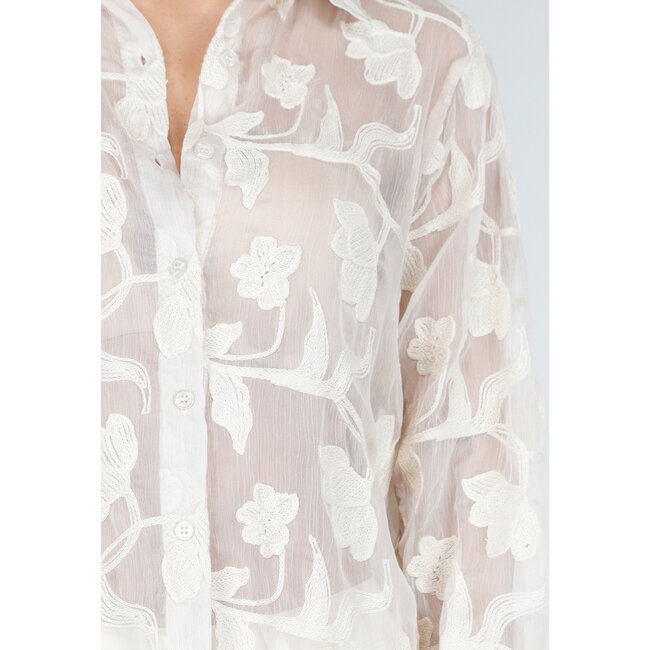 Beigefarbene, durchscheinende Bluse mit Blumenstickerei und langen Ärmeln