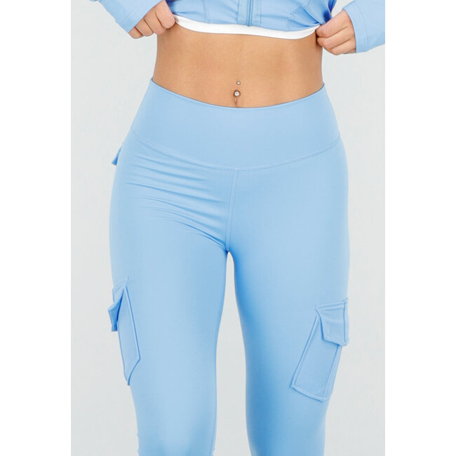 Blauer Sportset mit Scrunch-Leggings und Weste mit Cargotaschen
