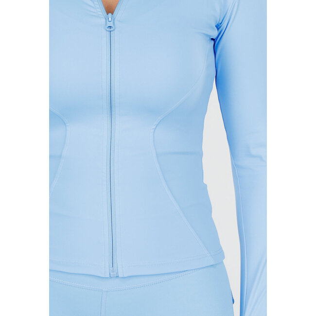 Blauer Sportset mit Scrunch-Leggings und Weste mit Cargotaschen