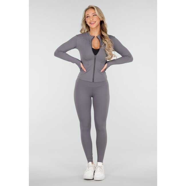 Graues Stretch-Sportset mit engen Leggings und Weste