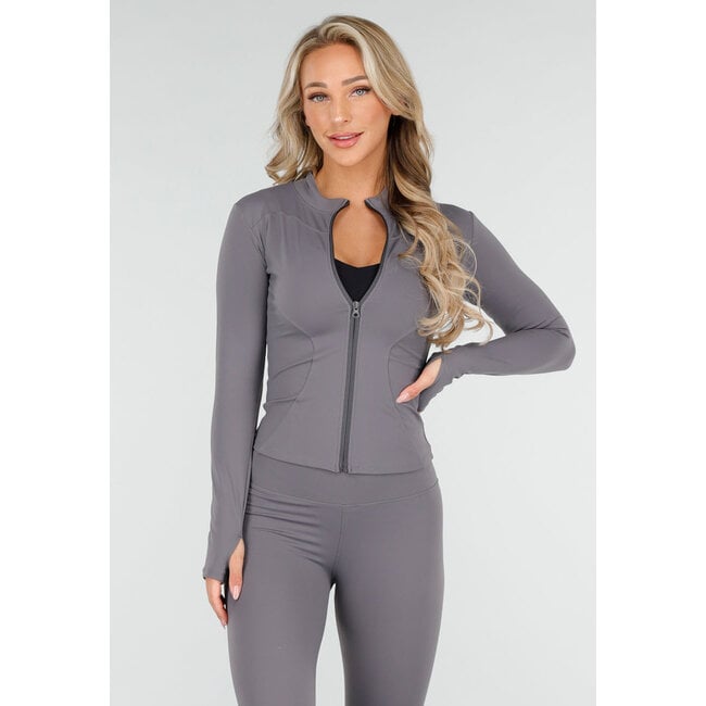 Graues Stretch-Sportset mit engen Leggings und Weste