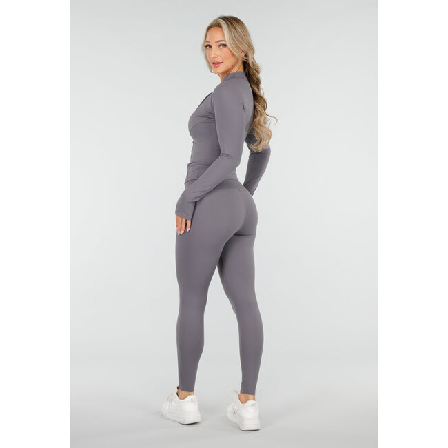 Graues Stretch-Sportset mit engen Leggings und Weste