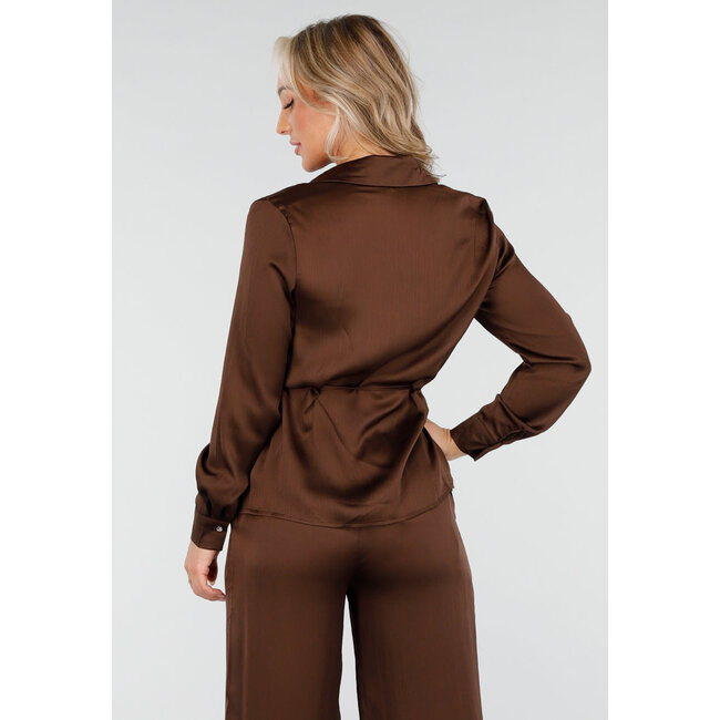 Braunes Set im Satin-Look mit Bluse und weit geschnittener Hose