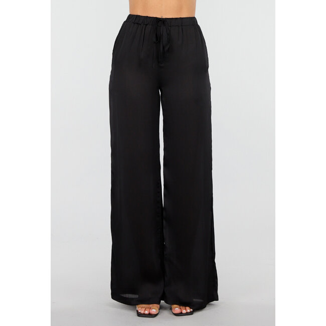 Schwarzes Set im Satin-Look mit Bluse und weit geschnittener Hose