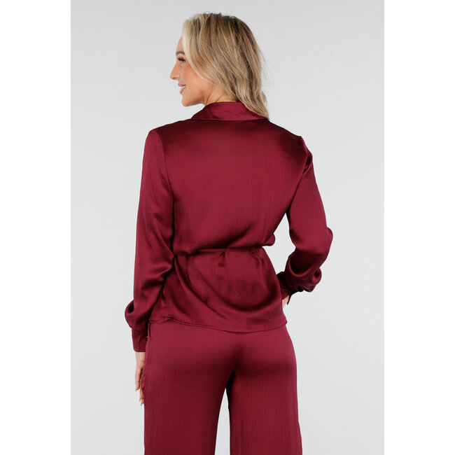 Bordeauxrotes Set im Satin-Look mit Bluse und weit geschnittener Hose