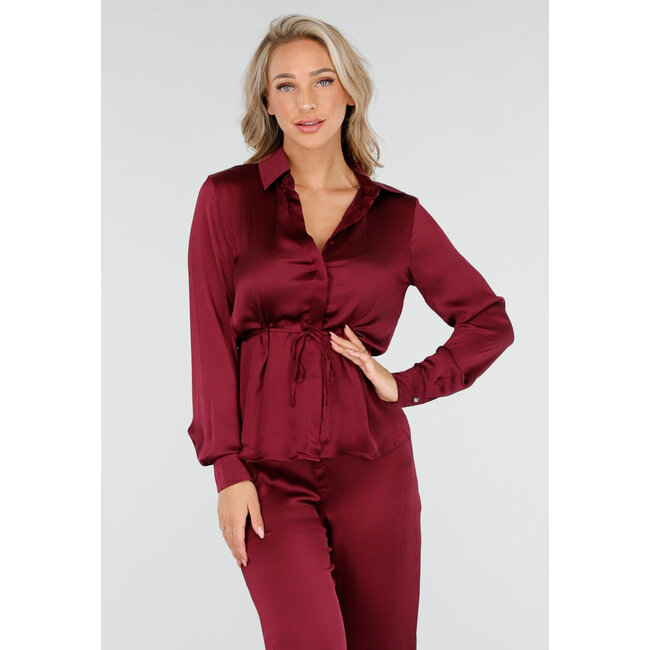 Bordeauxrotes Set im Satin-Look mit Bluse und weit geschnittener Hose
