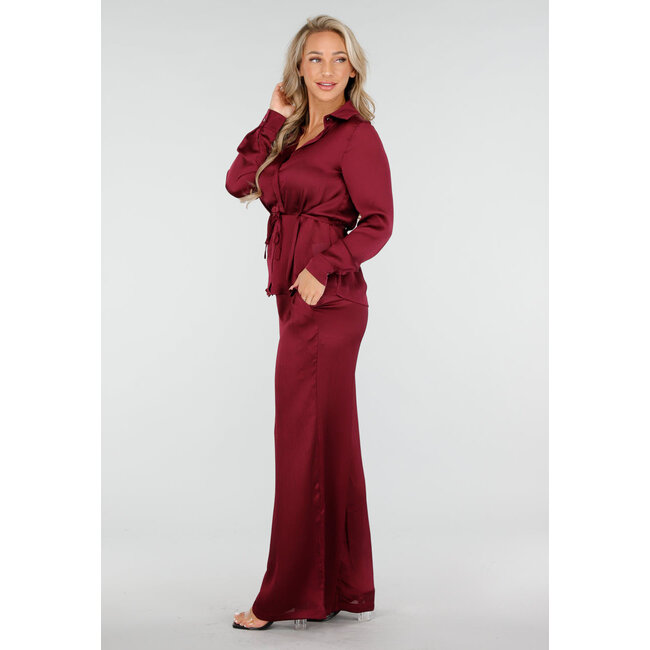 Bordeauxrotes Set im Satin-Look mit Bluse und weit geschnittener Hose