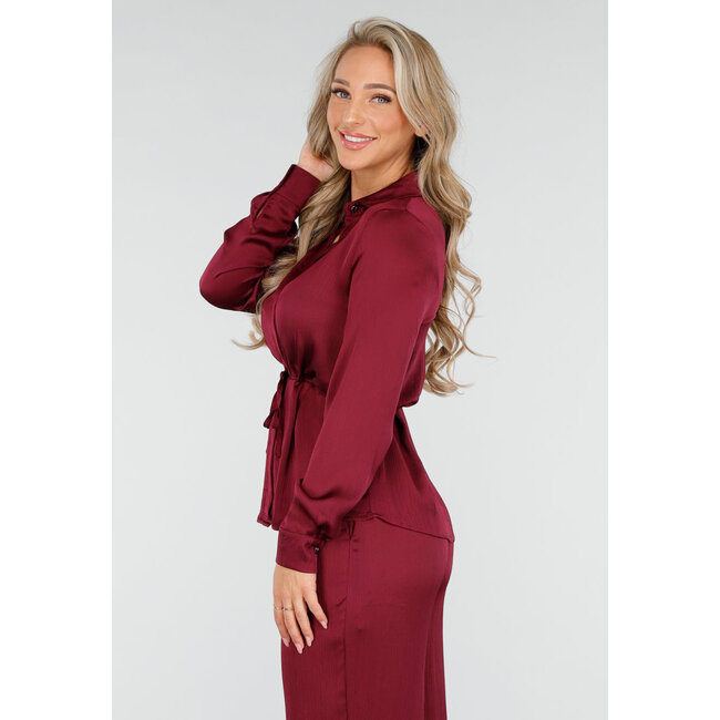 Bordeauxrotes Set im Satin-Look mit Bluse und weit geschnittener Hose