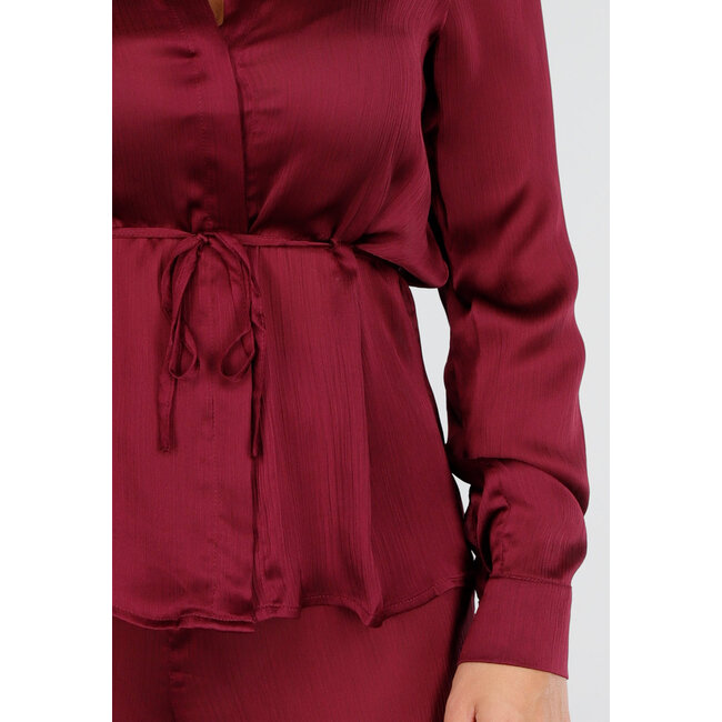Bordeauxrotes Set im Satin-Look mit Bluse und weit geschnittener Hose