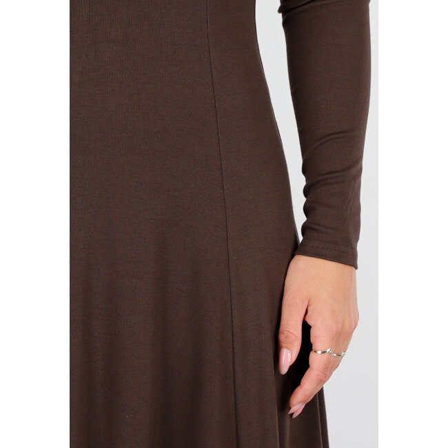 Dunkelbraunes Stretchkleid mit langen Ärmeln