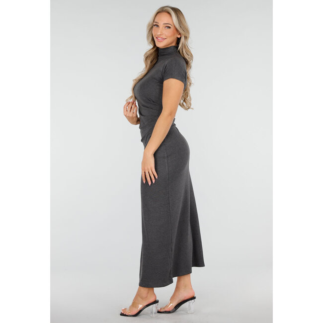 Dunkelgraues Maxikleid mit Rollkragen und Schlitz