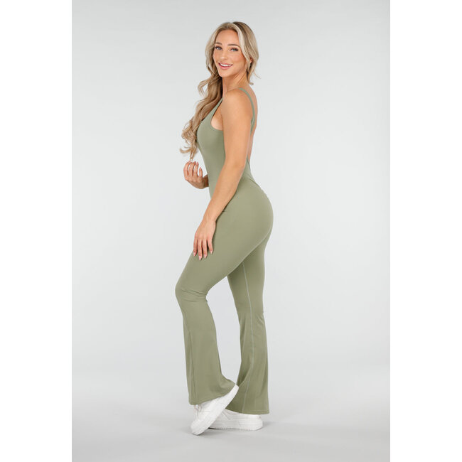 Grüner Scrunch-Jumpsuit mit tiefem Rückenausschnitt und ausgestellten Hosenbeinen