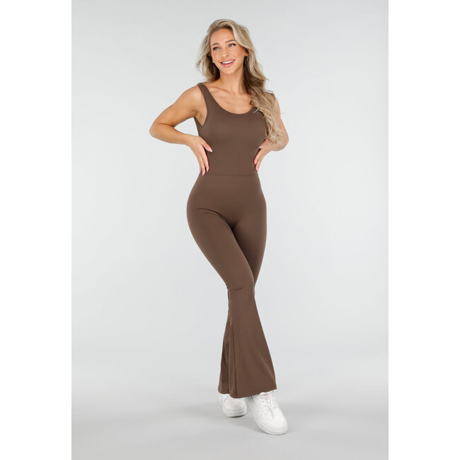Brauner Yoga-Jumpsuit mit ausgestellten Hosenbeinen und tiefem Rückenausschnitt