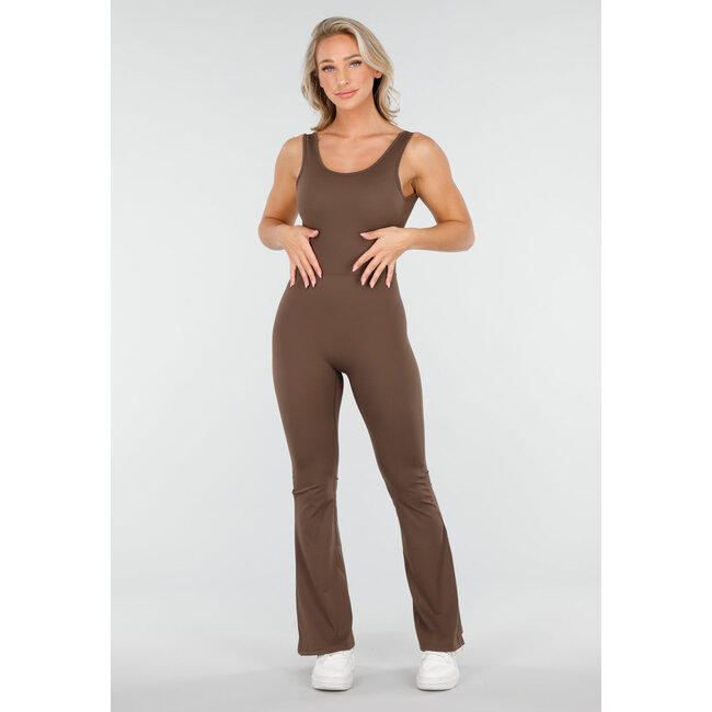 Brauner Yoga-Jumpsuit mit ausgestellten Hosenbeinen und tiefem Rückenausschnitt