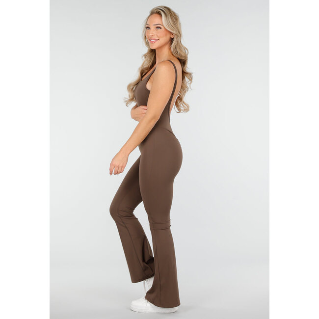 Brauner Yoga-Jumpsuit mit ausgestellten Hosenbeinen und tiefem Rückenausschnitt