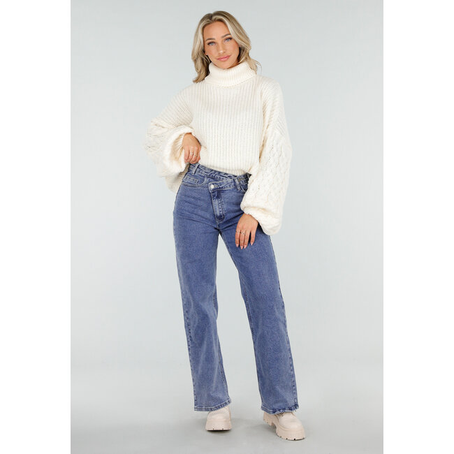 Blaue Straight Jeans mit asymmetrischem Verschluss