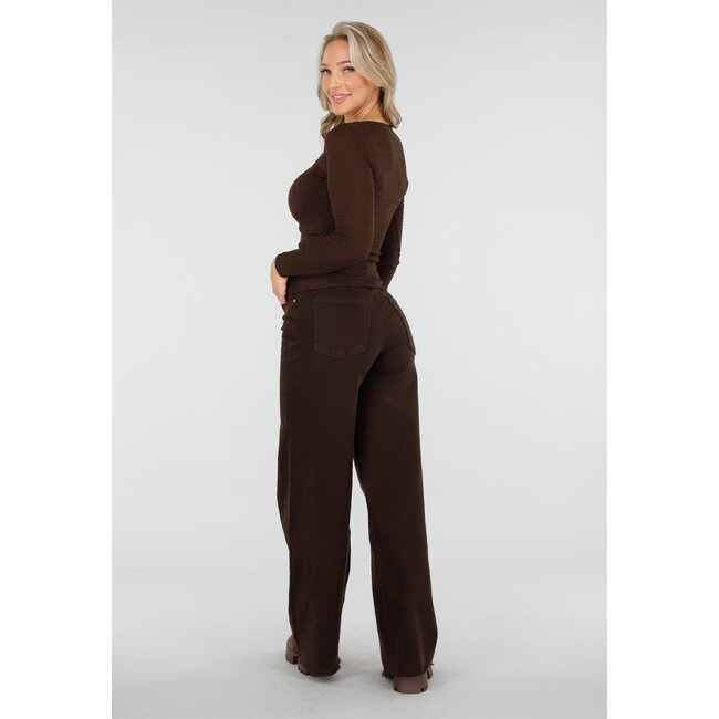 Dunkelbraunes Oberteil mit quadratischem Ausschnitt und langen Ärmeln