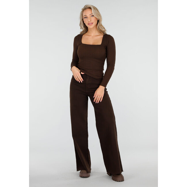 Dunkelbraunes Oberteil mit quadratischem Ausschnitt und langen Ärmeln